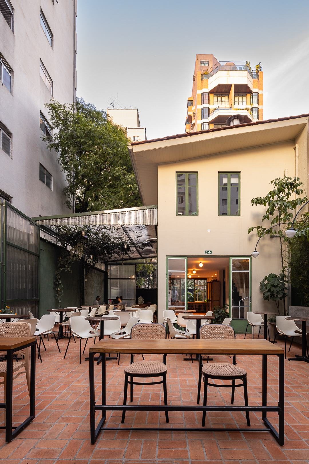 Pátio interno da Vinícola Urbana com edifício ao fundo
