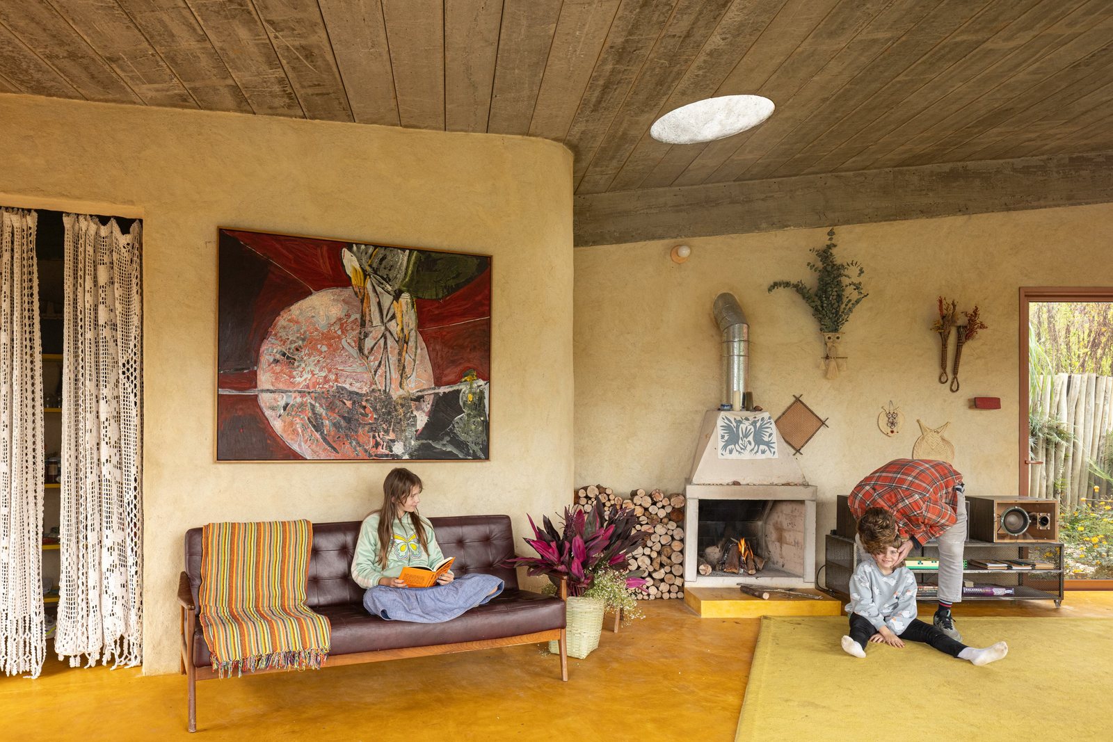 Colagem com a capa e as páginas internas da revista Dwell exibindo a matéria sobre a Casa Votupuca