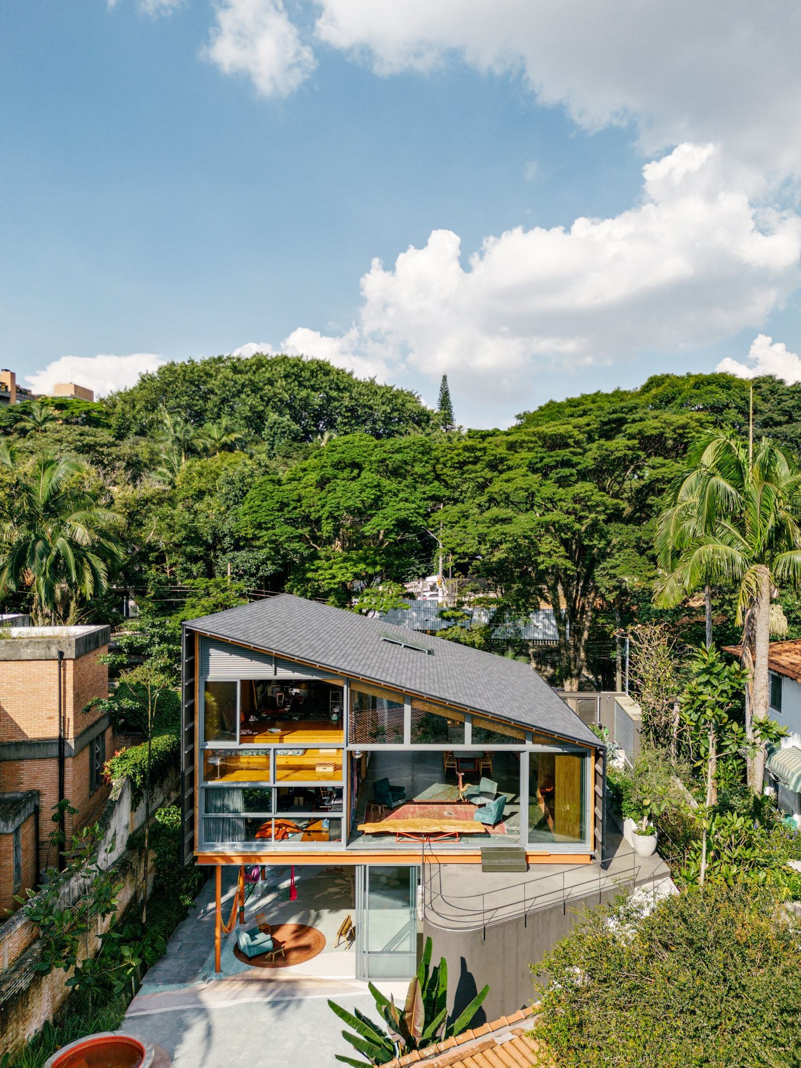 Volumes da Casa Toca abertos para os jardins da Vila Madalena